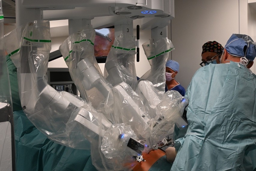 Pierwsze operacje robotem da Vinci we wrocławskim szpitalu. Ruszyło Uniwersyteckie Centrum Chirurgii Robotycznej