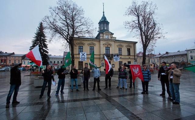 Nowotarski Rynek przyjął uczestników pikiety deszczem i obojętnością ze strony mieszkańców miasta. Pikietującym nikt nie przeszkadzał, ale też prawie nikt ich nie słuchał