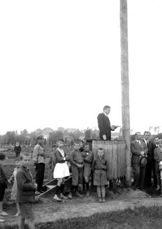 Park sportowy Juvenia w Krakowie, mężczyzna na mównicy (maj...