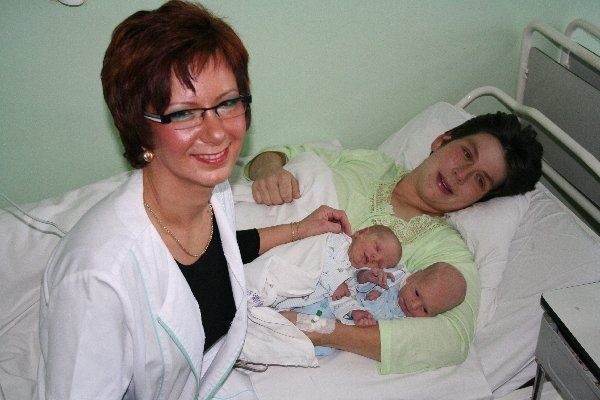 Chłopcy z mamą, Sylwią Skowrońską i  Małgorzatą Barkowską-Czerniak, ordynator  Oddziału Noworodkowego. Córkę  przewieziono do toruńskiego szpitala.