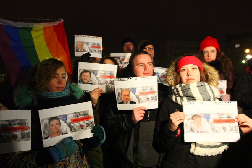 Manifestacja w obronie praw kobiet na Placu Wolności. Protest zgromadził około 500 osób [zdjęcia]