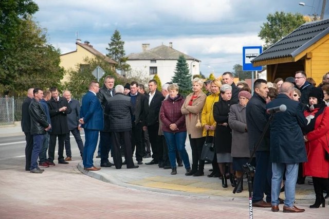 Okazją do wręczenia czeków było otwarcie nowego odcinka drogi w Dąbrowie Moczydłach, który również został wyremontowany za pieniądze Funduszu Dróg Samorządowych.