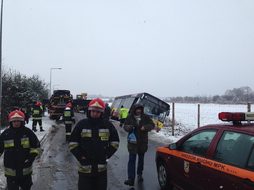 Wrocław: Wypadek wozu MPK. Autobus z pasażerami wjechał do rowu (ZDJĘCIA)