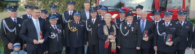 Strażacy ze Zwierzyńca, razem z zaproszonymi gośćmi fetowali w sobotę przekazanie nowego samochodu gaśniczego.