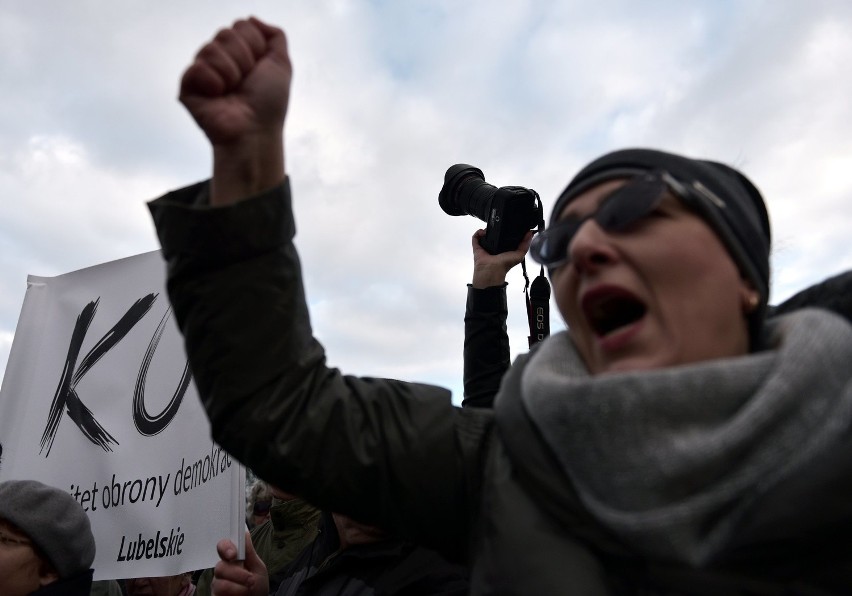 Plac Litewski. Manifestacja Komitetu Obrony Demokracji w Lublinie (ZDJĘCIA, WIDEO)