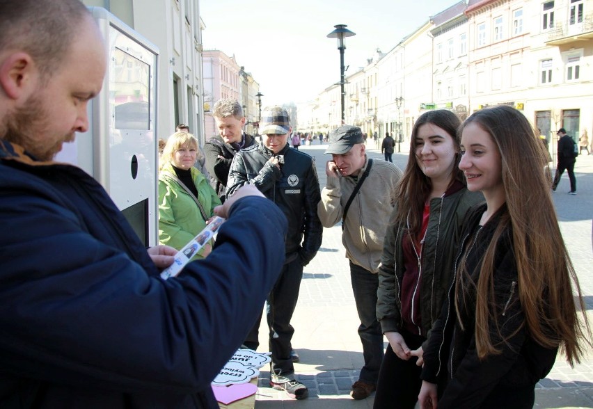 Chętnych na pamiątkowe zdjęcie z Kurierem Lubelskim we...