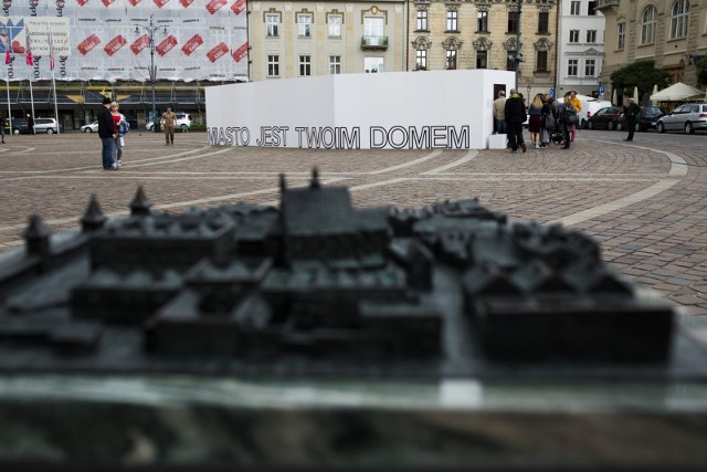 Na placu Szczepańskim już stoi instalacja autorstwa młodego artysty Jakuba Skrzywanka