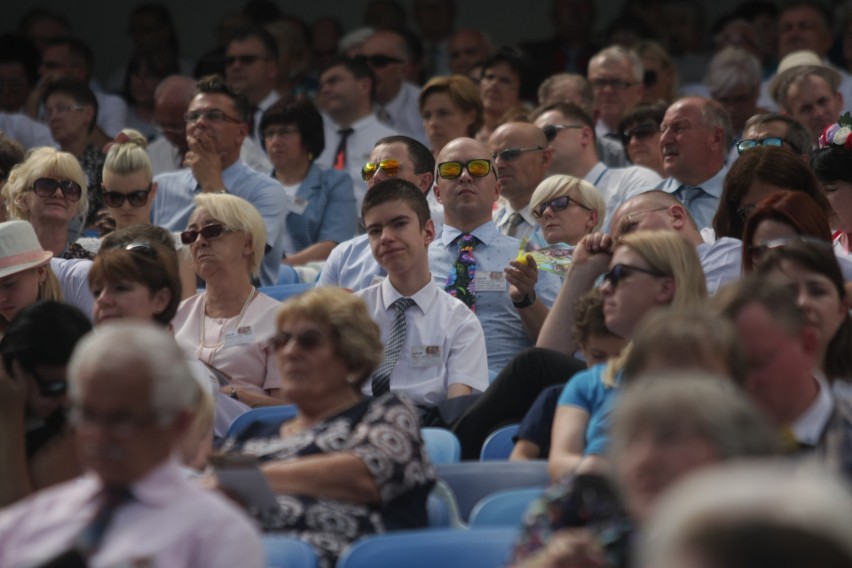 Kongres Świadków Jehowy na Stadionie Śląskim. Dzień 1. Wierni w Chorzowie przez trzy dni będą brać udział w spotkaniach ZDJĘCIA