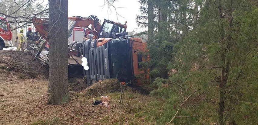 Wypadek koło Babilonu na drodze wojewódzkiej 212 Chojnice - Bytów 4.03.2021 r. Przewrócił się samochód ciężarowy przewożący koparkę