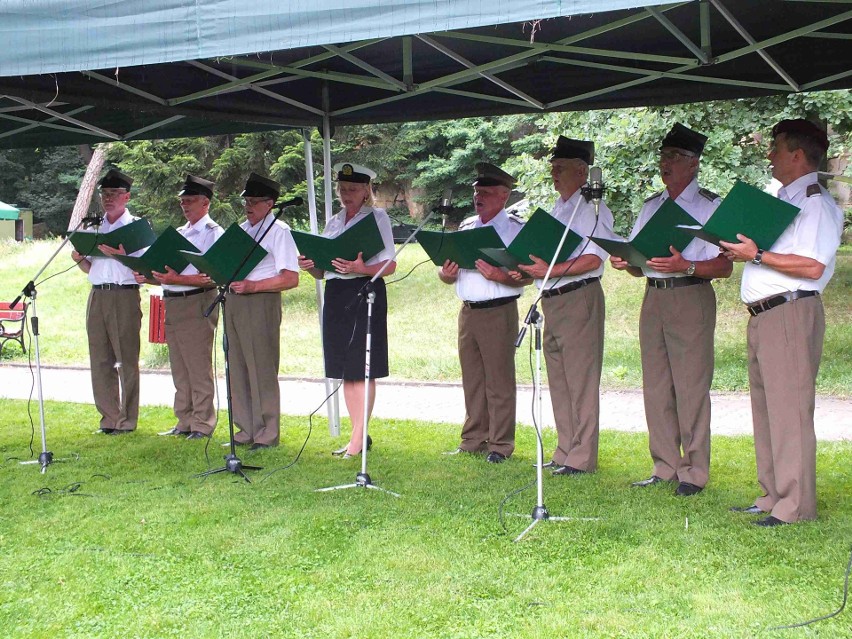 Rocznica powstania warszawskiego w Starachowicach: syreny alarmowe, honorowy salut strażaków, koncert pieśni patriotycznych [ZDJĘCIA]