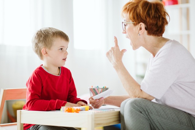 Dzieci ze spektrum autyzmu często później zaczynają mówić niż ich rówieśnicy i nierzadko wymagają konsultacji logopedycznej.
