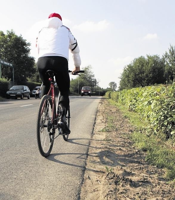 Na wielu poznańskich osiedlach peryferyjnych brakuje chodników, ścieżek rowerowych. Jeździ się poboczem lub ulicą