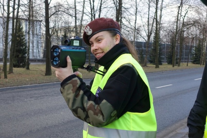 Uczniowie z Jaworzna poznawali pracę policjanta w czasie zajęć z drogówką