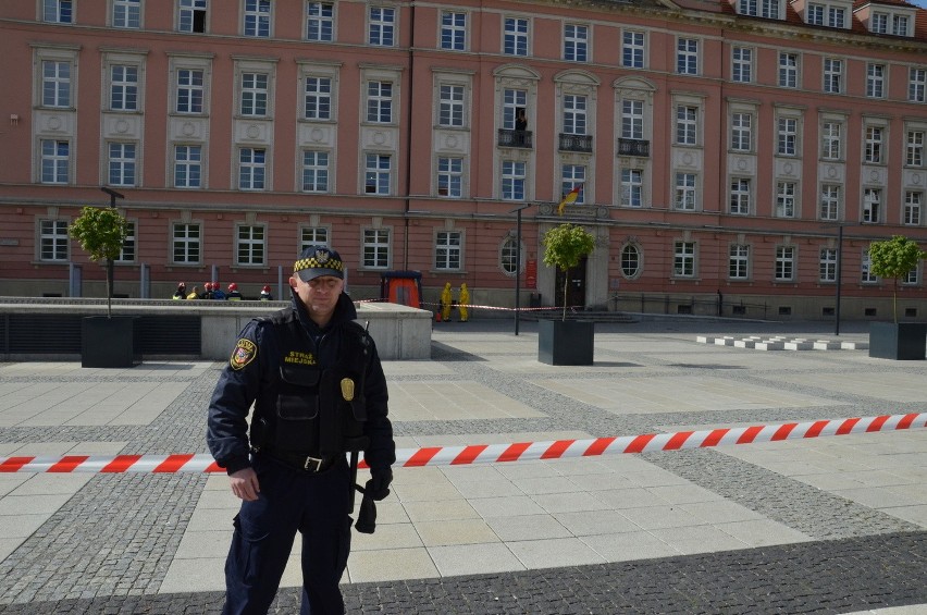 Wrocław: Tajemnicza koperta w urzędzie miejskim przy pl. Nowy Targ (FILM, ZDJĘCIA)