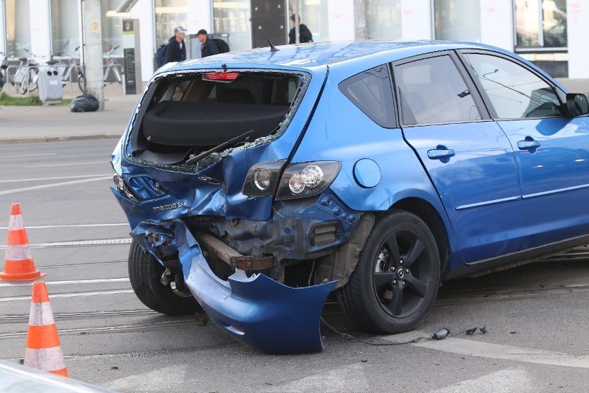 Wypadek trzech samochodów na pl. Wróblewskiego. Zablokowane torowisko 