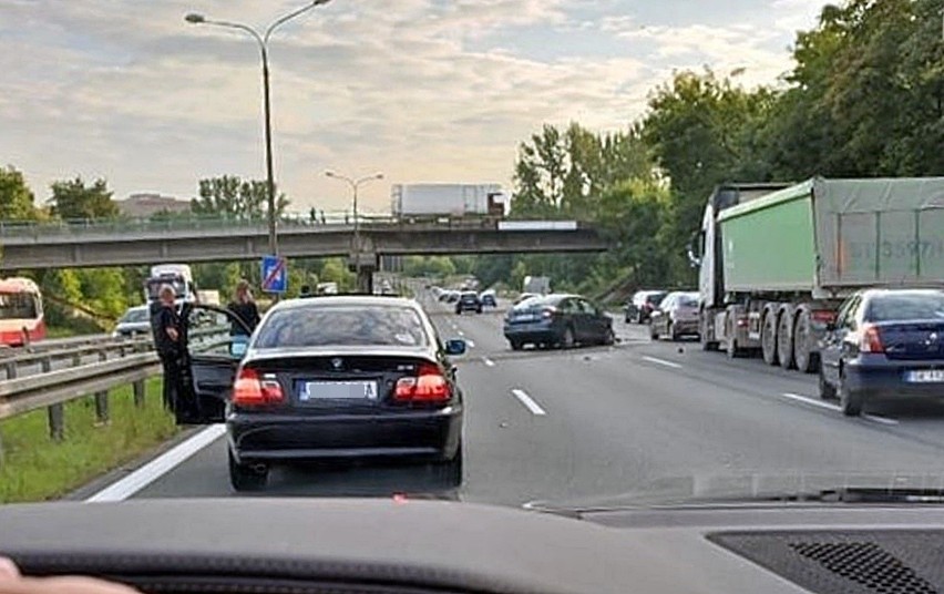 Wypadek na DK86 w Sosnowcu. Zderzyły się trzy samochody....