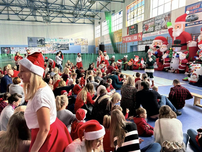 Święty Mikołaj spotkał się z dziećmi z przedszkola "Sylabka" w Kazimierzy Wielkiej. Było bardzo radośnie. Zobacz wideo i zdjęcia