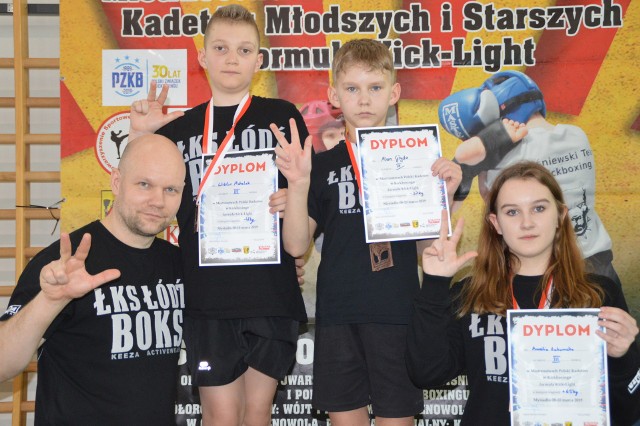 Trener Grzegorz Goliński i jego mali wojownicy - medaliści mistrzostw Polski