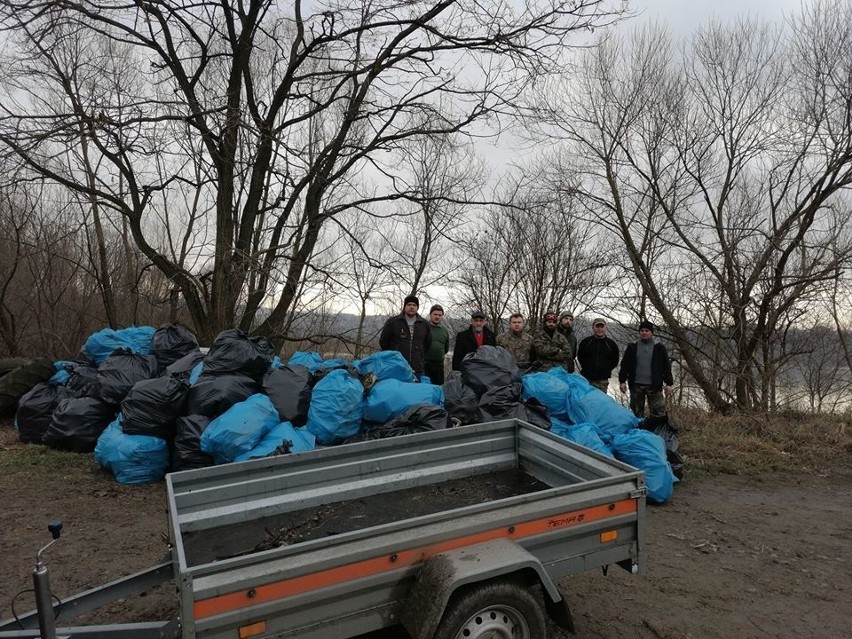 Sprzątanie brzegów Jeziora Żywieckiego. Zebrano aż 150 worków śmieci [ZDJĘCIA]