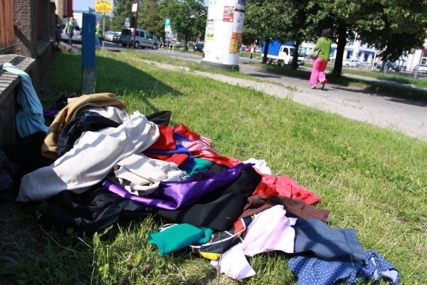 Sterta ubrań leży w centrum Białegostoku. Skąd się tam wzięły?