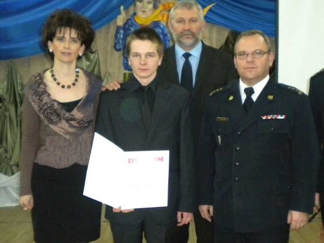 Łukasz Mikina, w towarzystwie opiekuna Beaty Buły, odebrał nagrodę od kuratora Lucjana Pietrzczyka i komendanta Zbigniewa Muszczaka.