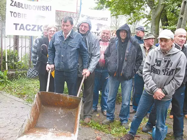 W środę mieszkańcy Buchwałowa z taczką i transparentami pikietowali pod szkołą, której dyrektorem jest przewodniczący Rady Miejskiej Jan Zabłudowski