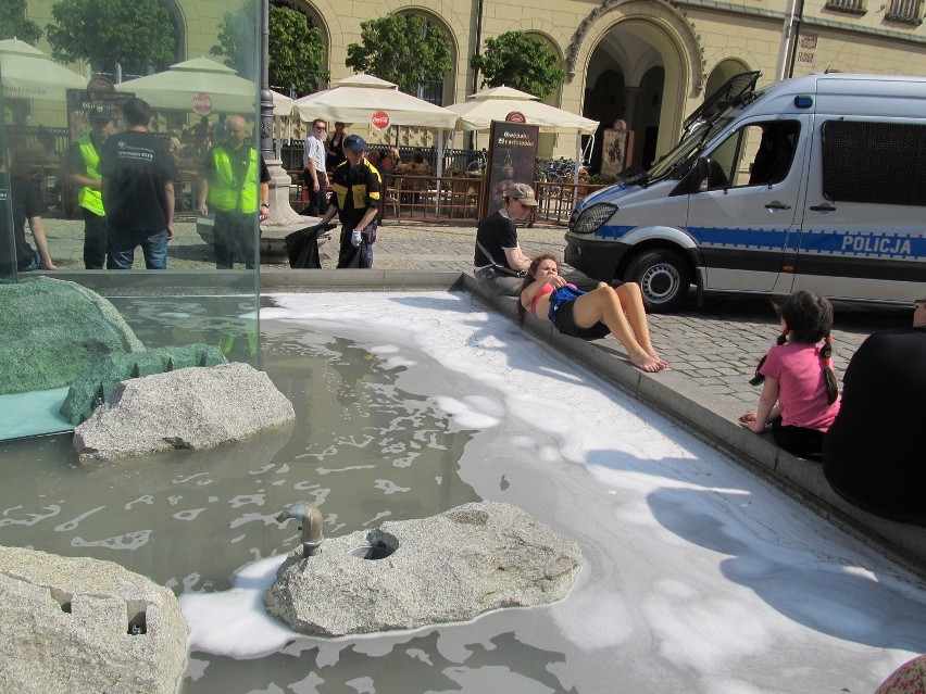 Piana w fontannie w Rynku. Wodotrysk nie działa, student zatrzymany (ZDJĘCIA)