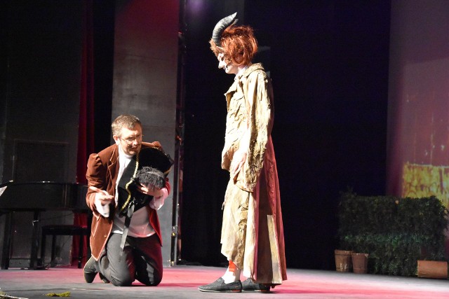 Sceneria bajkowa, a urzędnicy gminy Wietrzychowice pojawili się na scenie w roli aktorów w oryginalnych kostiumach