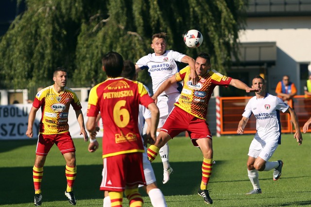 Piłkarze Puszczy (w jasnych strojach) w lipcu pokonali Chojniczankę 2:0