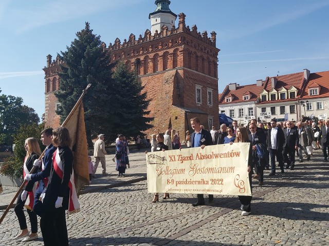 Uczestnicy Zjazdu Absolwentów w uroczystym przemarszu [rzez Sandomierz. Więcej na kolejnych zdjęciach