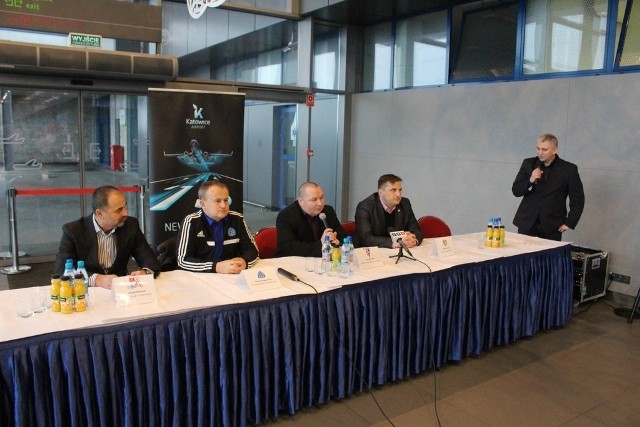 Czterech prezesów klubów piłkarskich przy jednym stole to widok rzadki