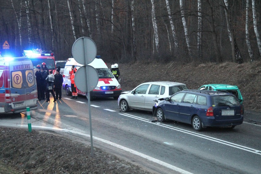 Zablokowana droga po wypadku w Piasecznej Górce. Trzy osoby ranne