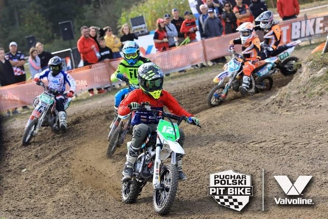 W Głażewie rozegrano piątą, ostatnią rundę Pucharu Polski PitBike Off-Road. Kapitalne zawody odjechał Maksymilian Pawełczak, rywalizujący w klasie STOCK 125. 12-latek, który w tym roku został indywidualnym mistrzem Polski na miniżużlu, w treningu kwalifikacyjnym uzyskał najlepszy czas dnia (1:05.550), a następnie pewnie wygrał dwa wyścigi. Maks sięgnął po trofeum, choć zabrakło go w inauguracyjnej rundzie w Brodnicy. Pawełczak odbierze puchar podczas uroczystej gali, która wkrótce odbędzie się w Warszawie. ZOBACZ ZDJĘCIA Z GŁAŻEWA >>>