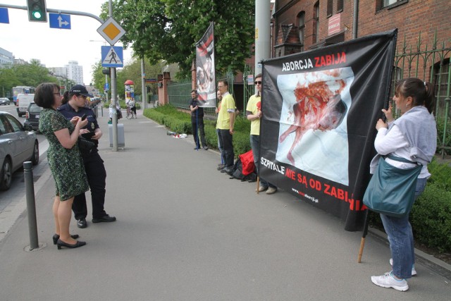 Wciąż trwa dyskusja społeczna, czy prezentowanie skutków aborcji na plakatach i banerach jest społecznie dopuszczalne. Wydaje się, że są  brutalniejsze kampanie w przestrzeni publicznej