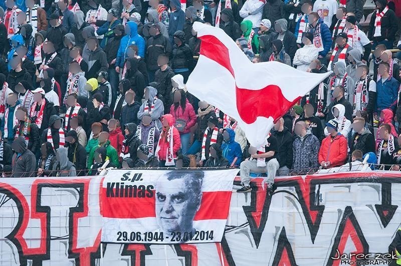 Kibice Łódzkiego Klubu Sportowego podczas pojedynku z...