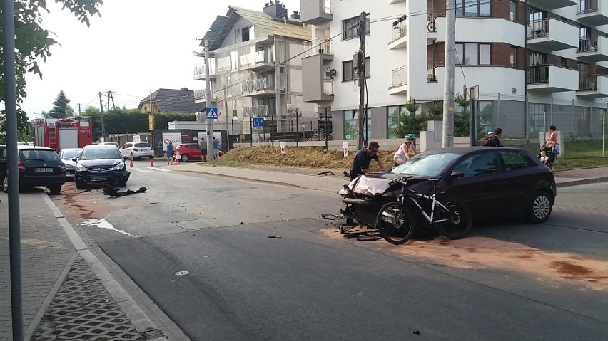 Kraków. Kolizja trzech aut na ulicy Radzikowskiego