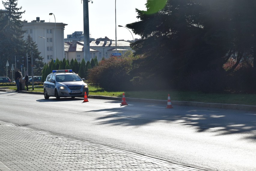 Policjanci pracują na miejscu wypadku, do którego doszło w...