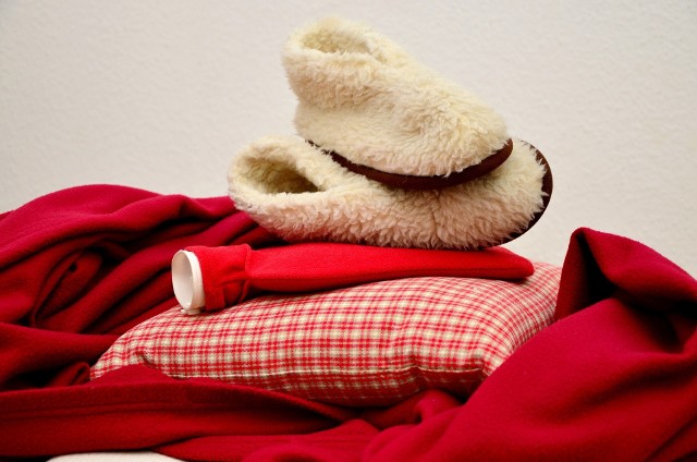 Na zimne jesienne wieczoryZmarzlakom przydać się mogą ciepłe papucie, termofor i pled.