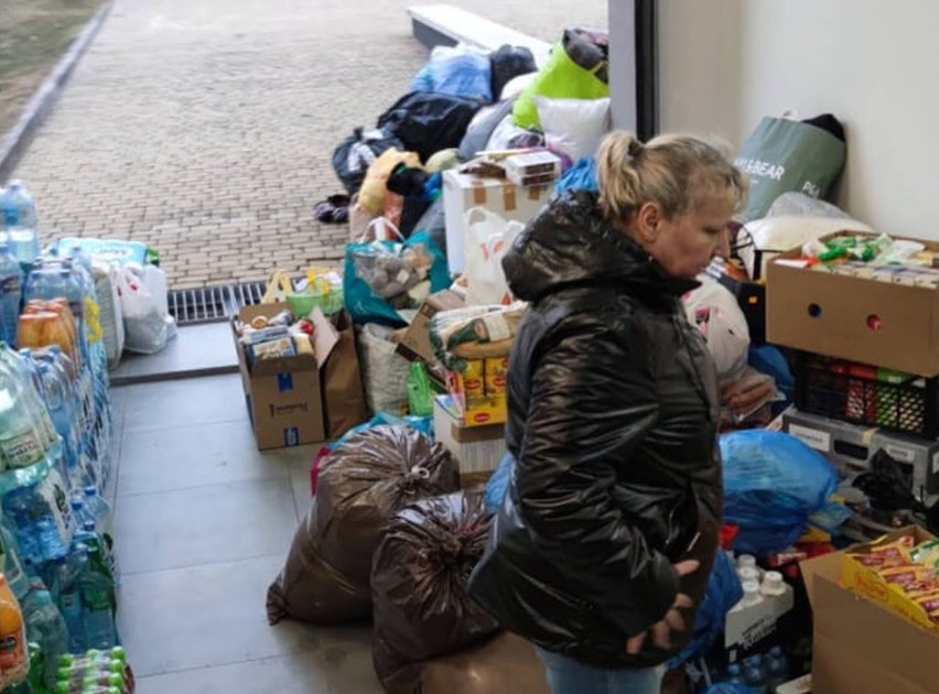 Mieszkańcy Woli Korzeniowej w gminie Szydłowiec jadą na granicę po uchodźców z Ukrainy. Mają miejsca dla 25 rodzin. Zebrali trzy tony darów!