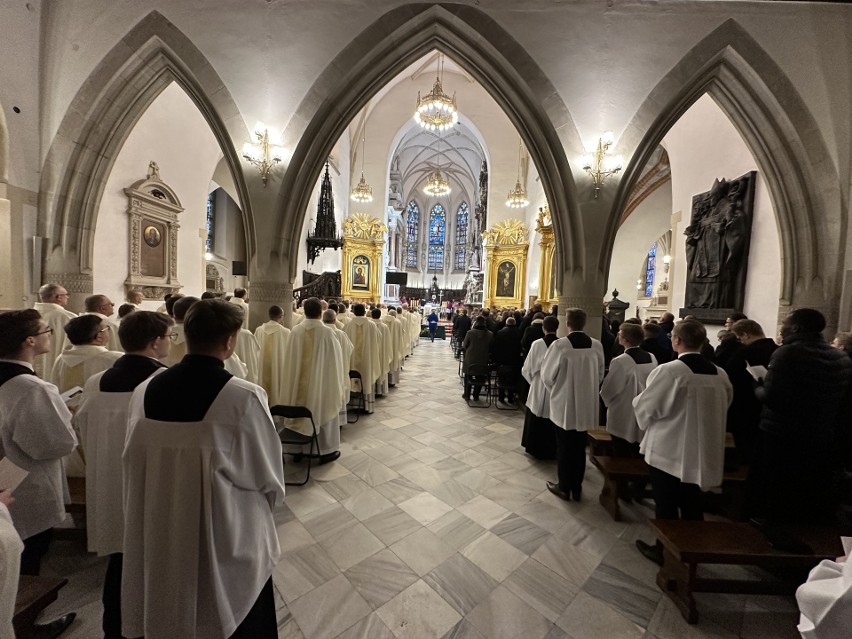 Zakończono V Synod Diecezji Tarnowskiej, w tarnowskiej katedrze odbyła się uroczysta sesja plenarna. Zobacz zdjęcia