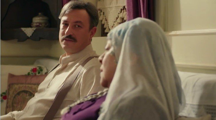 "Zraniona miłość" odcinek 9. Cevdet chce rozwieść się z Azize! Jego rodzina weźmie udział w balu? [STRESZCZENIE ODCINKA]