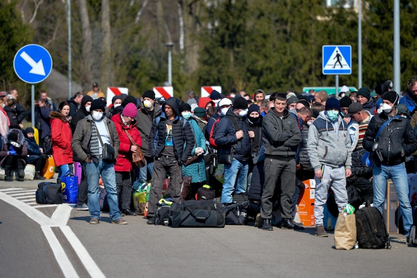 W piątek o godz. 12 około 2 tys. Ukraińców czekało w długiej...