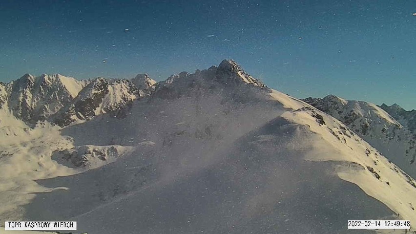 Tatry. Zmniejszyło się zagrożenie lawinowe. W górach jednak trzeba bardzo uważać na lawiny 