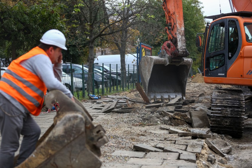 Na remontowanej ul. Królewskiej zrywają kostkę. Mieszkańcy: ależ ona jest cenna i zabytkowa!