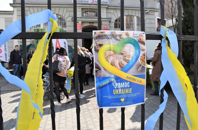 "Pomoc Ukrainie", to hasło kulinarnej akcji zorganizowanej w Akademii Szkolnictwa AS. Każdy miał okazję nabyć w jej trakcie ukraińskie smakołyki. Dochód z akcji przeznaczony został na rzecz walczącej Ukrainy