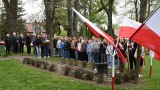 Apel pamięci w Skalbmierzu w rocznicę Zbrodni Katyńskiej. Uczczono też ofiary tragicznego lotu prezydenckiego samolotu. Zobaczcie zdjęcia