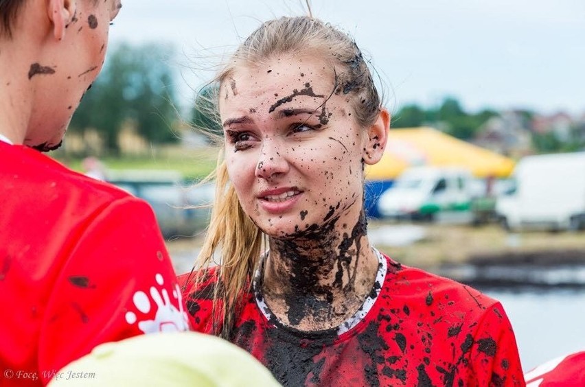 Podlasianki grają w ekstremalną piłkę błotną. Dziewczyny nie boją się ubrudzić (ZDJĘCIA)