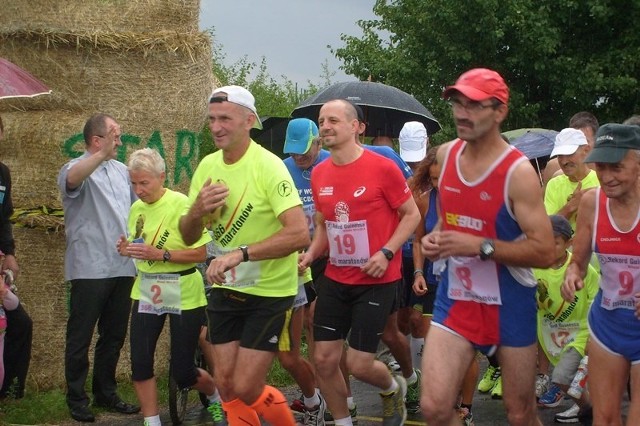 Ryszard Kałaczyński (z lewej w białej czapeczce) na starcie pierwszego maratonu