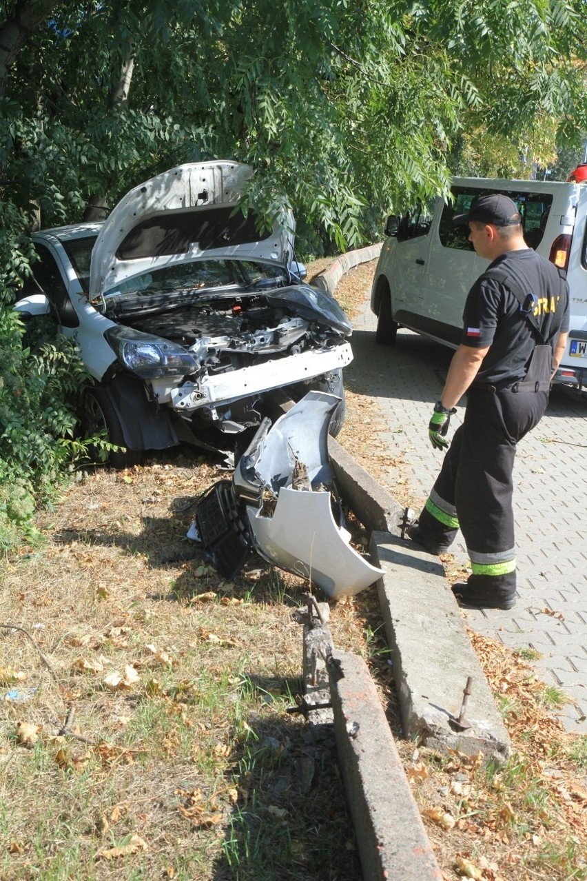 Wypadek na Swojczyckiej. Toyota wypadła z drogi i uderzyła w bariery i drzewo [ZDJĘCIA]