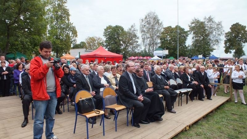 Na dożynkach pojawiło się wielu mieszkańców i zaproszeni...